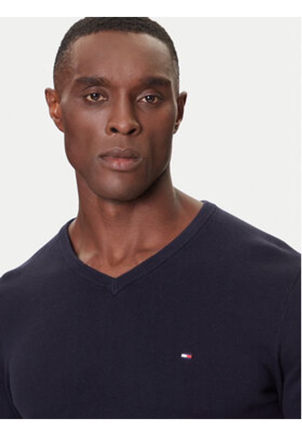 TOMMY HILFIGER - Tommy Hilfiger Sweter MW0MW42249 Granatowy Regular Fit. Kolor: niebieski. Materiał: bawełna
