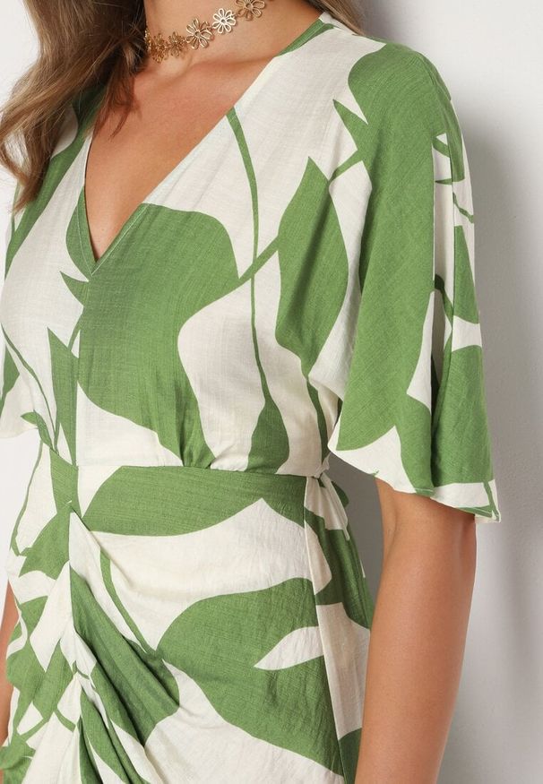 Born2be - Zielono-Biała Taliowana Sukienka z Marszczeniami i Paskiem w Talii Nellsaria. Okazja: na randkę, na co dzień. Kolor: zielony. Typ sukienki: proste. Styl: casual