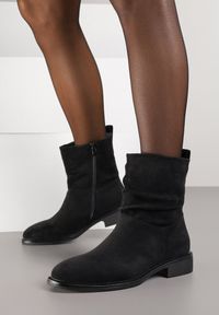 Renee - Czarne Botki z Marszczoną Cholewką do Kostki Ilomira. Kolor: czarny. Materiał: zamsz, jeans. Szerokość cholewki: normalna. Styl: boho