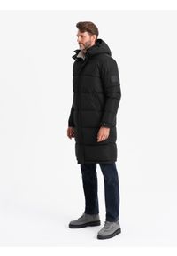 Ombre Clothing - Pikowana długa męska kurtka z odpinanym kapturem – czarna V1 - Rozmiar: XXL. Typ kołnierza: kaptur. Kolor: czarny. Materiał: guma, puch, tkanina, poliester, materiał, syntetyk. Długość: długie. Wzór: gładki, aplikacja, ze splotem #4