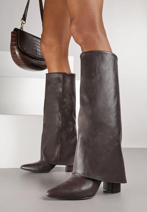 Renee - Ciemnobrązowe Kozaki Vices na Słupku w Stylu Kowbojek z Wywiniętą Cholewką Alorriva. Okazja: na co dzień. Kolor: brązowy. Materiał: jeans. Szerokość cholewki: normalna. Obcas: na słupku. Styl: casual, boho, elegancki, klasyczny