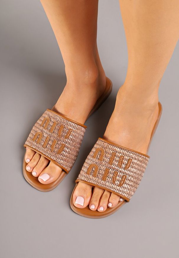 Renee - Brązowe Klapki z Ozdobną Plecionką i Aplikacją przy Cholewce Zarivelle. Kolor: brązowy. Wzór: aplikacja. Styl: boho, elegancki