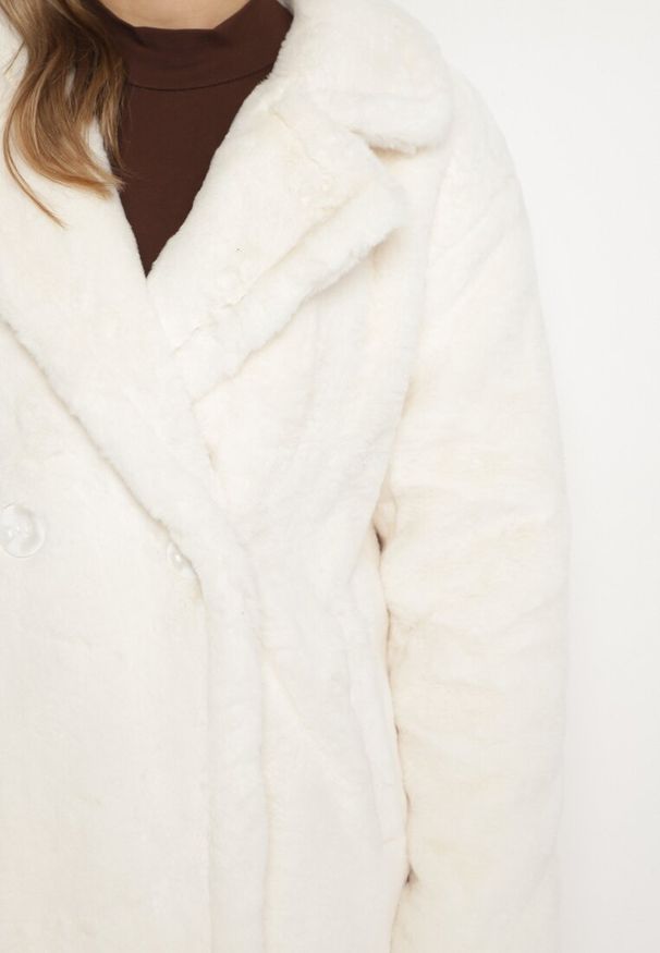 Born2be - Jasnobeżowy Płaszcz ze Sztucznego Futra Kairaelle. Okazja: na spacer, na co dzień. Kolor: beżowy. Materiał: futro. Długość rękawa: długi rękaw. Długość: długie. Sezon: zima, jesień. Styl: casual, elegancki