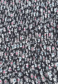 Born2be - Czarno-Biała Bawełniana Sukienka na Regulowanych Ramiączkach z Elastycznym Dekoltem Risetta. Kolor: czarny. Materiał: bawełna. Długość rękawa: na ramiączkach. Wzór: kwiaty. Sezon: wiosna, lato #4