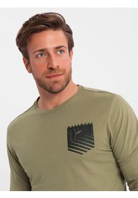 Ombre Clothing - Longsleeve męski z printem w kształcie kieszonki - oliwkowy V2 - Rozmiar: XL. Kolor: oliwkowy. Materiał: bawełna. Długość rękawa: długi rękaw. Długość: długie. Wzór: nadruk