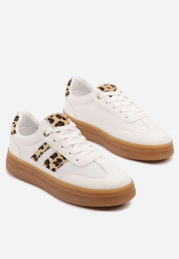 Born2be - Białe Panterkowe Sneakersy w Stylu Klasycznych Tenisówek Zdobione Paskami Tenalinea. Okazja: na co dzień. Zapięcie: pasek. Kolor: biały. Materiał: jeans. Wzór: aplikacja