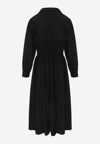 Renee - Czarna Rozkloszowana Sukienka Koszulowa z Bawełny i Wiskozy Zdobiona Klapami Gleta. Okazja: na co dzień. Kolor: czarny. Materiał: wiskoza, bawełna. Wzór: aplikacja. Typ sukienki: koszulowe. Styl: elegancki, casual #3