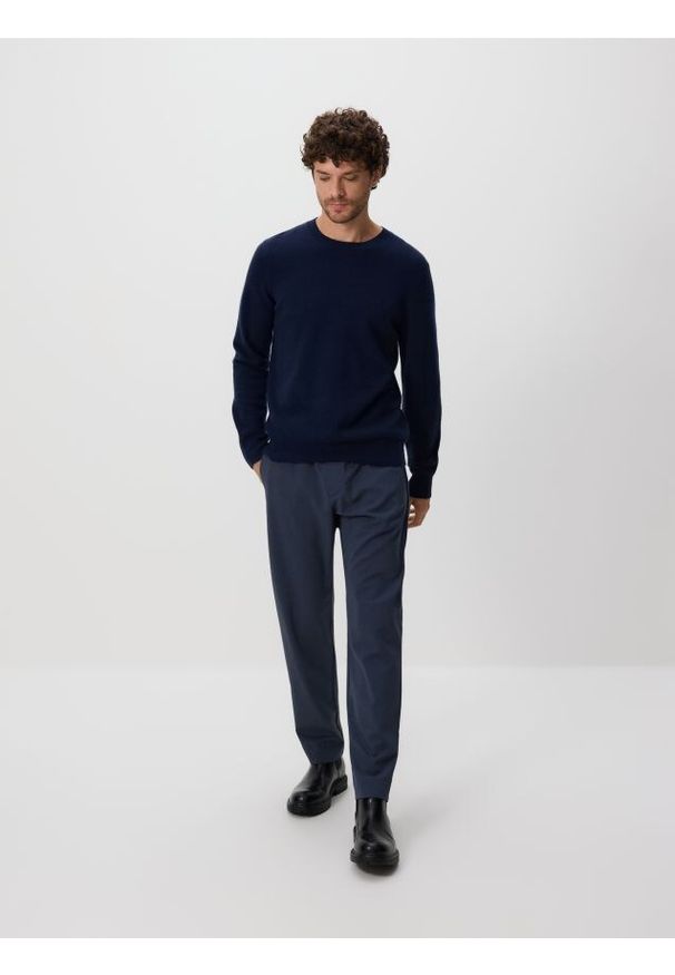 Reserved - Spodnie joggery - granatowy. Kolor: niebieski. Materiał: wiskoza, tkanina