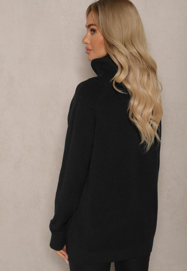 Renee - Czarny Casualowy Golf z Domieszką Wiskozy Ozdobiony Małymi Kieszeniami Viasya. Okazja: na co dzień. Typ kołnierza: golf. Kolekcja: plus size. Kolor: czarny. Długość: długie. Wzór: aplikacja. Materiał: wiskoza. Długość rękawa: długi rękaw. Styl: casual