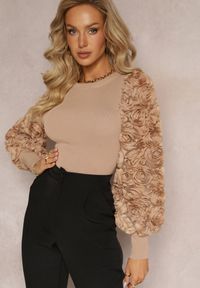 Renee - Beżowy Dopasowany Sweter z Bufiastymi Zdobionymi Rękawami Theoris. Kolor: beżowy. Materiał: wiskoza. Wzór: aplikacja #3