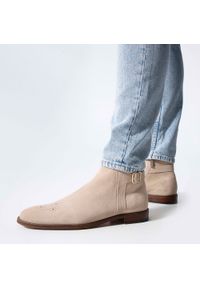 Wittchen - Męskie sztyblety zamszowe z ozdobnym dziurkowaniem jasny beż. Okazja: na co dzień. Zapięcie: pasek. Kolor: beżowy. Materiał: zamsz, skóra. Wzór: aplikacja. Sezon: wiosna, jesień. Styl: casual, elegancki #6