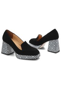 Czarne Półbuty Armodo Damskie Eleganckie Buty. Okazja: na randkę. Zapięcie: bez zapięcia. Kolor: czarny. Szerokość cholewki: normalna. Wzór: geometria. Materiał: zamsz, skóra. Sezon: wiosna. Obcas: na słupku, na obcasie. Styl: elegancki. Wysokość obcasa: średni #8