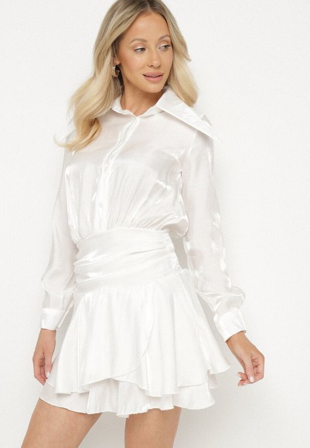 Born2be - Biała Sukienka z Wiskozy o Koszulowym Kroju z Falbankami Liova. Typ kołnierza: kołnierz z falbankami. Kolor: biały. Materiał: wiskoza. Typ sukienki: koszulowe