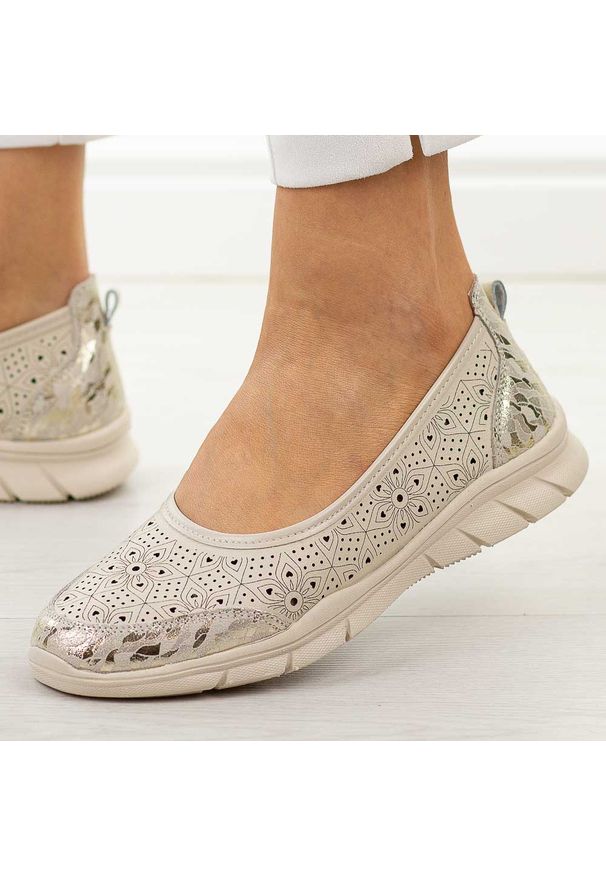 Beżowe ażurowe skórzane baleriny damskie Jezzi 9997. Okazja: na co dzień. Nosek buta: okrągły. Kolor: beżowy. Materiał: skóra. Szerokość cholewki: normalna. Wzór: ażurowy. Sezon: wiosna, jesień, lato. Styl: casual, elegancki, klasyczny