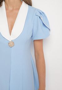 Born2be - Niebieska Sukienka w Stylu Retro z Biżuteryjną Broszką i Ozdobnymi Rękawami Tilanea. Okazja: na co dzień. Typ kołnierza: dekolt w kształcie V. Kolor: niebieski. Styl: retro #3