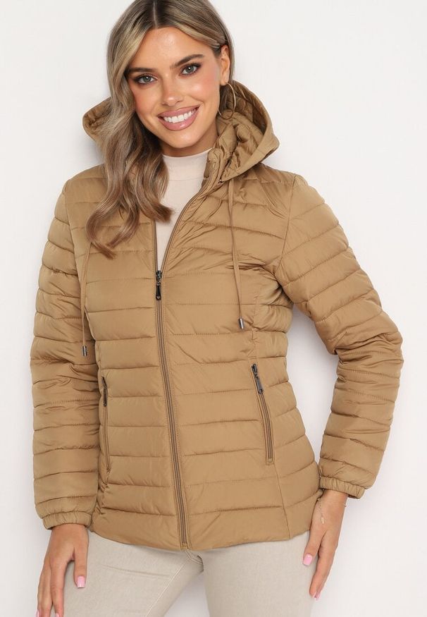 Born2be - Ciemnobeżowa Pikowana Kurtka z Kapturem i Sznurkami Miviana. Okazja: na spacer. Typ kołnierza: kaptur. Kolor: beżowy. Materiał: jeans. Długość rękawa: długi rękaw. Długość: długie