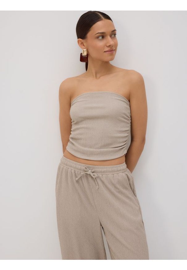 Reserved - Top ze strukturalnej dzianiny - kremowy. Kolor: kremowy. Materiał: dzianina