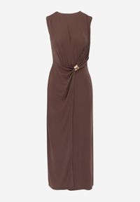 Renee - Brązowa Koktajlowa Sukienka Taliowana z Marszczeniami i Metaliczną Ozdobą Zellnixi. Kolor: brązowy. Wzór: aplikacja. Styl: wizytowy #4