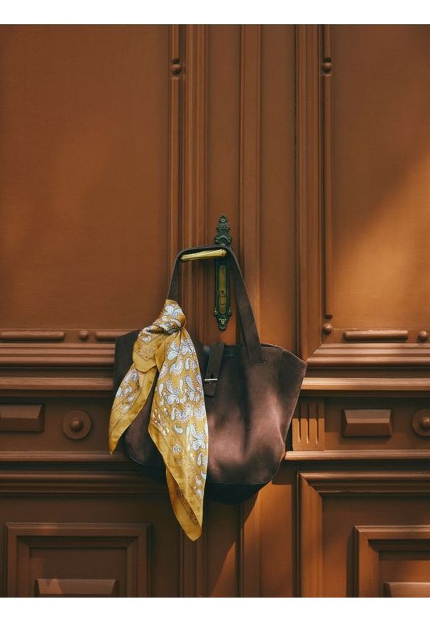 Reserved - Torebka shopper z imitacji zamszu - ciemnobrązowy. Kolor: brązowy. Materiał: zamszowe