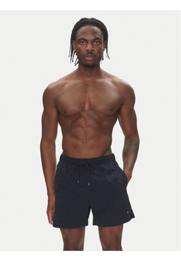 TOMMY HILFIGER - Tommy Hilfiger Szorty kąpielowe Essential UM0UM02793 Granatowy Regular Fit. Kolor: niebieski. Materiał: syntetyk