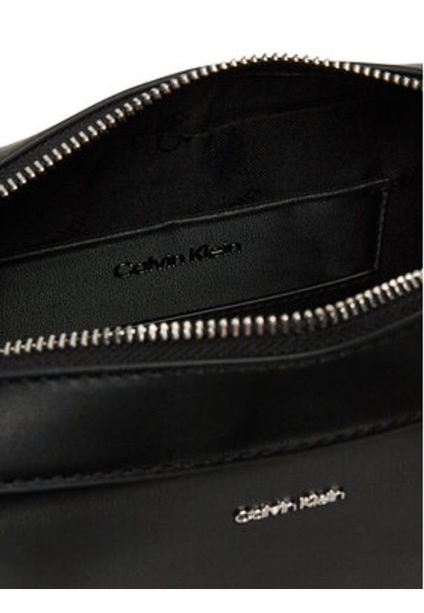 Calvin Klein Torebka Ck Must Small Camera Bag LV04F3097G Czarny. Kolor: czarny. Materiał: skórzane
