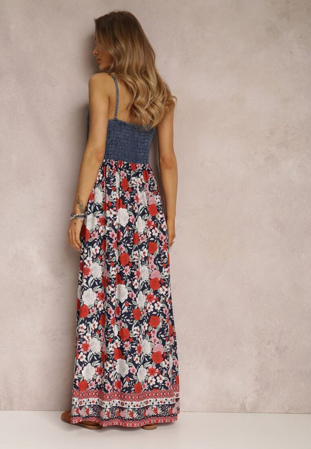 Renee - Granatowa Sukienka Tarain. Kolor: niebieski. Materiał: jeans, tkanina. Długość rękawa: na ramiączkach. Wzór: kwiaty. Sezon: lato. Styl: boho. Długość: maxi