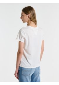 Big-Star - Koszulka damska bawełniana z niewielkim nadrukiem na piersi biała Benetta 100. Kolor: biały. Materiał: bawełna. Wzór: nadruk. Styl: klasyczny #3