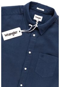 Wrangler - KOSZULA MĘSKA KRÓTKI RĘKAW WRANGLER SS 1 PKT SHIRT NAVY W5860LO35 112129506. Typ kołnierza: kołnierzyk klasyczny. Materiał: len, tkanina. Długość rękawa: krótki rękaw. Długość: krótkie. Wzór: gładki. Styl: klasyczny #8