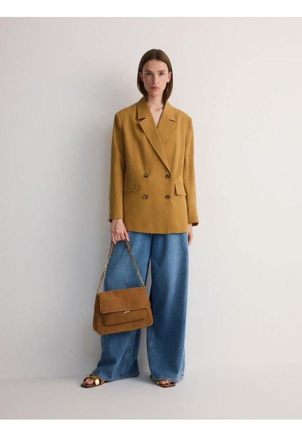 Reserved - Dwurzędowa marynarka oversize z lyocellem - warm olive. Materiał: len, materiał. Wzór: gładki