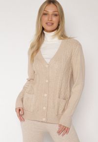 Born2be - Jasnobeżowy Kardigan z Bawełną Zdobiony Warkoczowym Splotem i Kieszeniami Mevesava. Okazja: na co dzień. Typ kołnierza: dekolt w serek. Kolor: beżowy. Materiał: bawełna. Wzór: ze splotem, aplikacja. Sezon: zima, jesień. Styl: casual, klasyczny #3