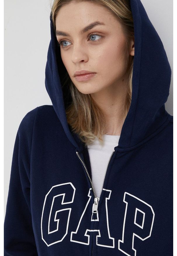 GAP bluza damska kolor granatowy z kapturem z nadrukiem. Okazja: na co dzień. Typ kołnierza: kaptur. Kolor: niebieski. Wzór: nadruk. Styl: casual