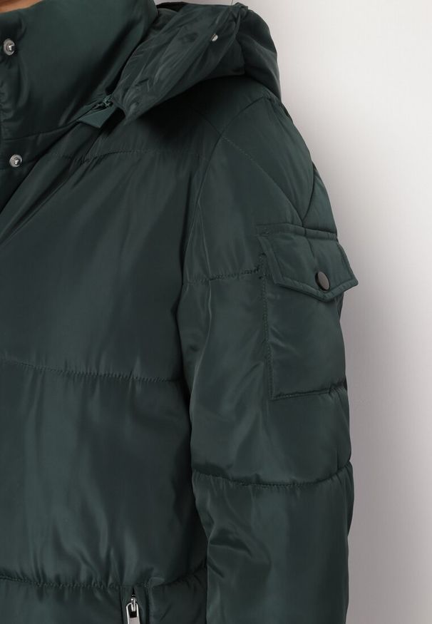 Born2be - Ciemnozielona Długa Kurtka Płaszcz Pikowana z Kapturem Bellique. Typ kołnierza: kaptur. Kolor: zielony. Długość: długie. Wzór: aplikacja