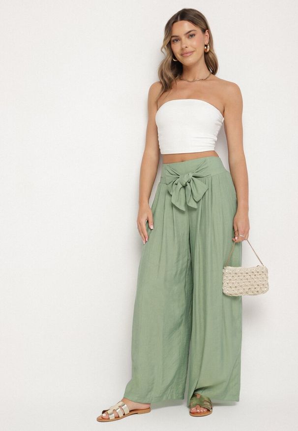 Born2be - Zielone Szerokie Spodnie z Wiskozy z Wysokim Stanem Kolianne. Okazja: na co dzień, na imprezę. Stan: podwyższony. Kolor: zielony. Materiał: wiskoza. Styl: elegancki, klasyczny, casual