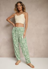 Renee - Ciemnozielone Wiskozowe Spodnie High Waist Zdobione Ornamentalnym Printem Jenavitha. Stan: podwyższony. Kolor: zielony. Materiał: wiskoza. Wzór: aplikacja, nadruk. Sezon: lato, wiosna. Styl: klasyczny, elegancki #5
