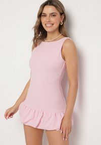 Born2be - Jasnoróżowy Taliowany Kombinezon Ozdobiony Falbanką Semiriela. Okazja: na co dzień. Kolor: różowy. Wzór: aplikacja. Styl: casual, klasyczny #1