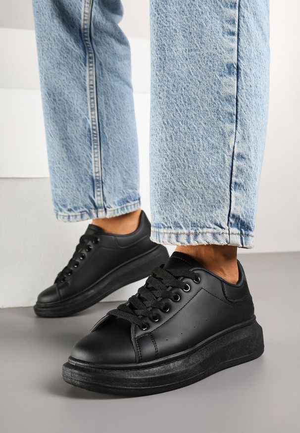 Born2be - Czarne Sneakersy Tenisówki na Grubej Piankowej Podeszwie Elorila. Okazja: na co dzień. Nosek buta: okrągły. Kolor: czarny. Materiał: jeans. Wzór: aplikacja, gładki