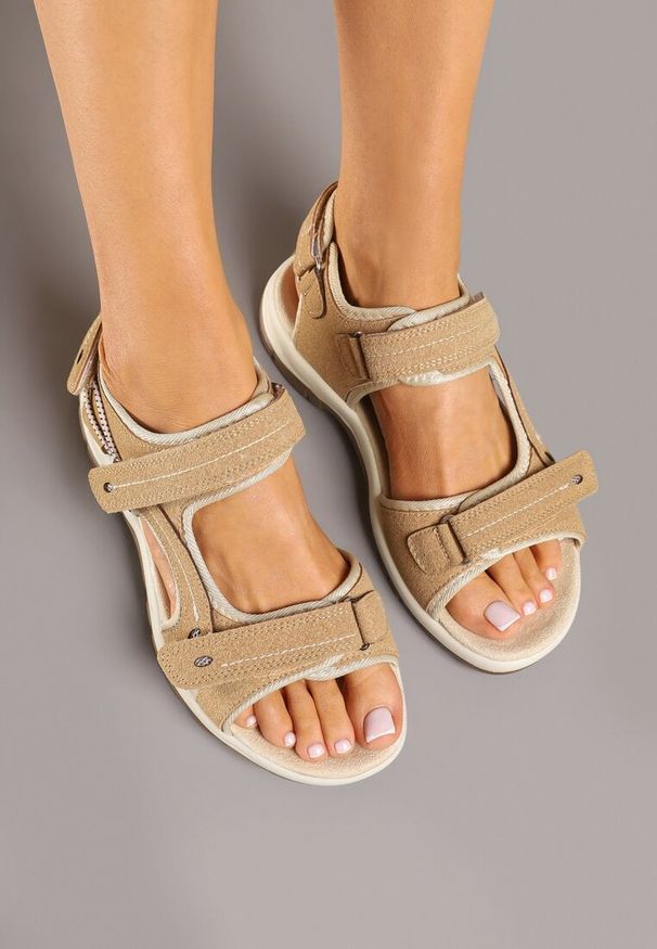 Born2be - Ciemnobeżowe Sandały Sportowe Vices z Rzepami Finariana. Okazja: na co dzień. Zapięcie: rzepy. Kolor: beżowy. Wzór: aplikacja. Styl: sportowy