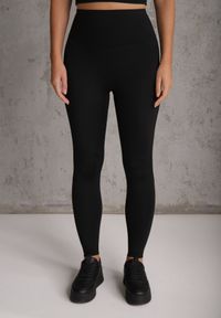 Renee - Czarny Komplet Sportowy Legginsy High Waist i Top z Uszywnieniem Ulrike. Kolor: czarny #5