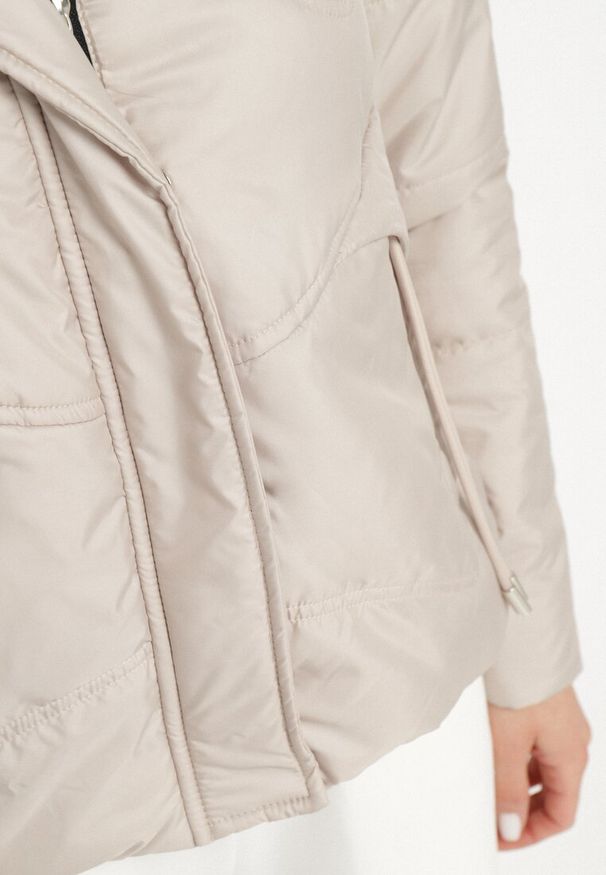 Born2be - Beżowa Casualowa Kurtka z Kapturem i Ozdobnymi Sznurkami Evialinae. Okazja: na co dzień. Typ kołnierza: kaptur. Kolor: beżowy. Materiał: jeans, poliester. Styl: casual