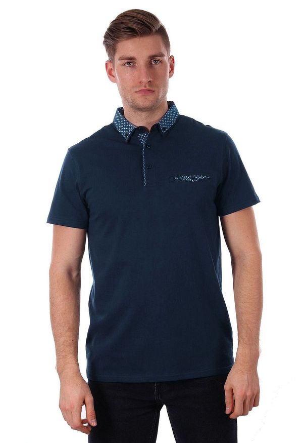 Elegancka Granatowa Koszulka Polo z Kieszonką, Męska z Krótkim Rękawem, Just Yuppi. Okazja: na co dzień. Typ kołnierza: polo. Kolor: niebieski. Materiał: bawełna. Długość rękawa: krótki rękaw. Długość: krótkie. Styl: elegancki