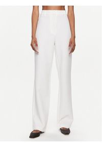 YAS Spodnie materiałowe Izzie 26032131 Biały Regular Fit. Kolor: biały. Materiał: wiskoza, syntetyk