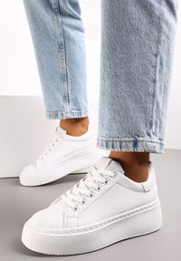Born2be - Białe Sneakersy na Platformie Berdolina. Okazja: na co dzień. Kolor: biały. Materiał: jeans. Obcas: na platformie #1