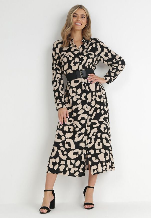 Born2be - Czarna Sukienka Koszulowa w Cętki z Paskiem Kalandra. Okazja: na spotkanie biznesowe. Typ kołnierza: dekolt w kształcie V. Kolor: czarny. Materiał: wiskoza, materiał. Długość rękawa: długi rękaw. Typ sukienki: koszulowe. Styl: biznesowy