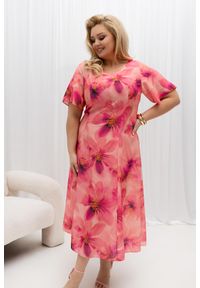Moda Size Plus Iwanek - Elegancka sukienka Lori koralowo-różowa w duże kwiaty na wesele PLUS SIZE XXL OVERSIZE WIOSNA. Okazja: na ślub cywilny, na wesele. Kolekcja: plus size. Kolor: różowy, pomarańczowy, wielokolorowy. Wzór: kwiaty. Typ sukienki: oversize, dla puszystych. Materiał: tkanina, elastan, len, materiał, poliester. Sezon: wiosna. Styl: elegancki. Długość: midi #1
