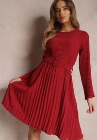 Renee - Bordowa Sukienka Plisowana z Paskiem Phile. Kolor: czerwony. Długość rękawa: długi rękaw. Styl: klasyczny. Długość: mini