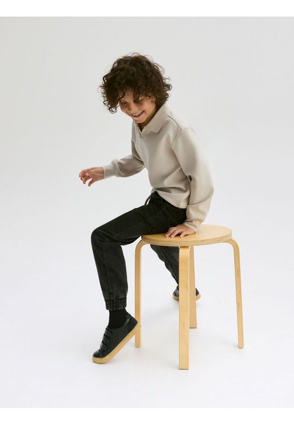 Reserved - Elastyczne jeansy jogger - czarny. Kolor: czarny