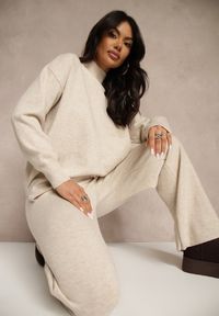 Renee - Jasnobeżowy Komplet Dzianinowy z Wełną i Bawełną Sweter Golf i Szerokie Spodnie Reipella. Kolor: beżowy. Materiał: dzianina, bawełna, wełna #1