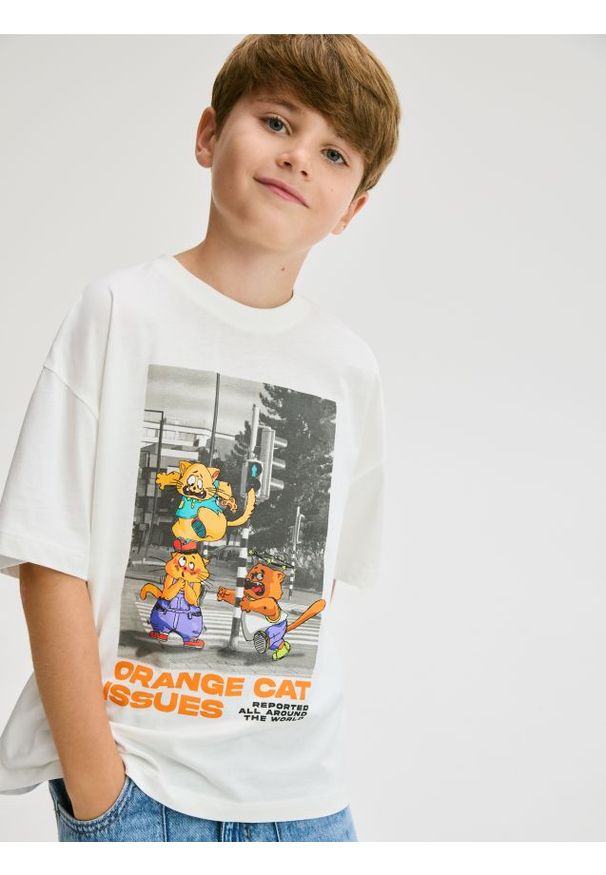 Reserved - T-shirt z nadrukiem - złamana biel. Materiał: bawełna, dzianina. Wzór: nadruk