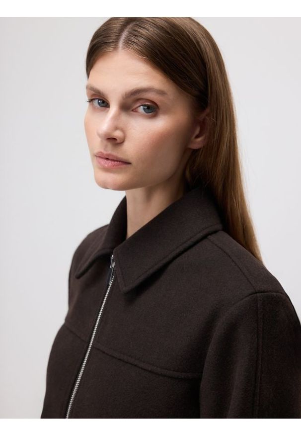 Reserved - Kurtka z kołnierzykiem - ciemnobrązowy. Kolor: brązowy. Materiał: materiał. Wzór: gładki