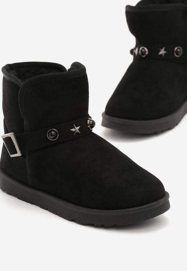 Born2be - Czarne Śniegowce Abrams. Zapięcie: bez zapięcia. Kolor: czarny. Materiał: futro, guma. Szerokość cholewki: normalna. Wzór: aplikacja. Styl: rockowy